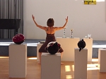 vorn: Kunstwerke von Simone Fezer, hinten: Tänzerin Kerstin Reinhardt