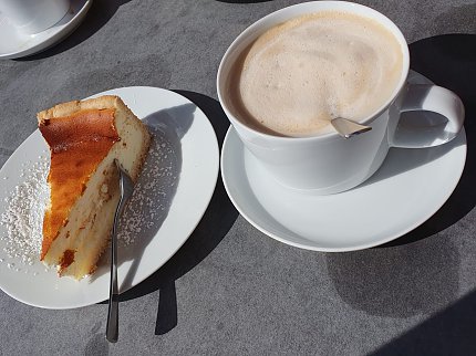 Kaffeetasse und Kuchen (Foto: Stadt Munster, Andrea Holz)